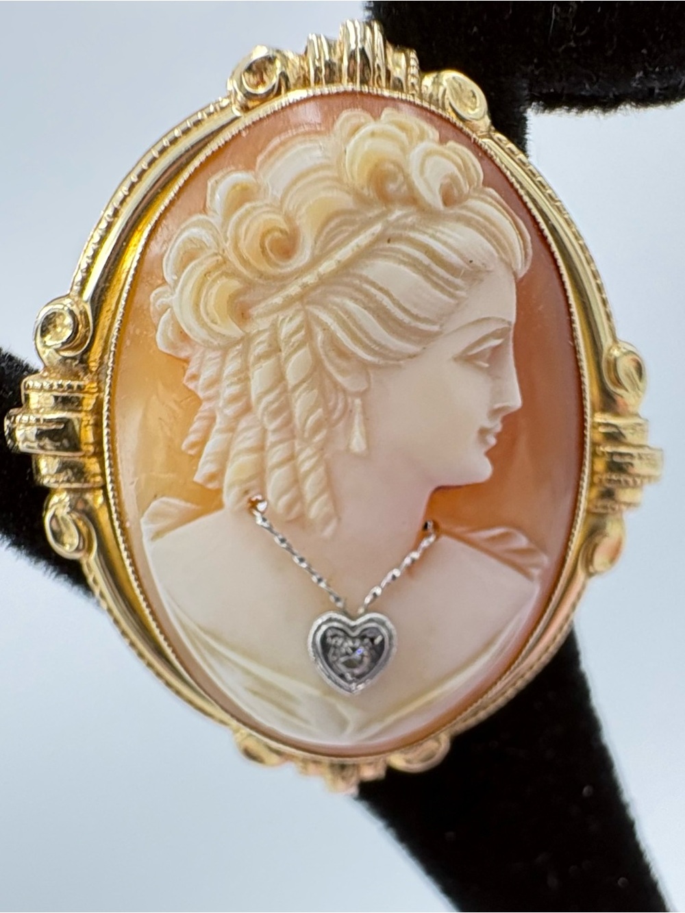 Vintage Classic 14K Gold Cameo Shell Brooch Pendant with Genuine Diamond